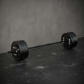 Ett skivstångsset med Crossfitstång och flera viktskivor