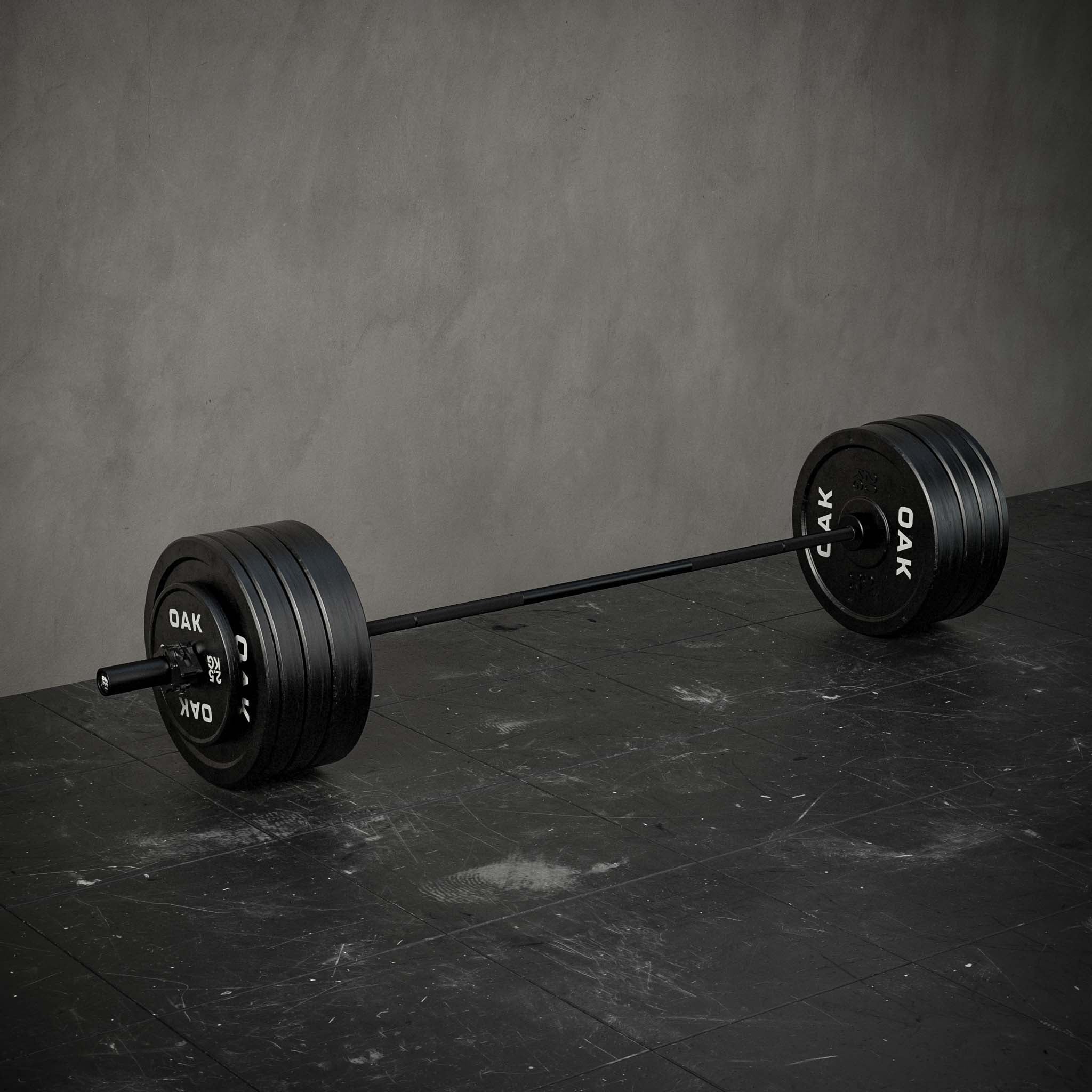 Ett skivstångsset med Crossfitstång och flera viktskivor